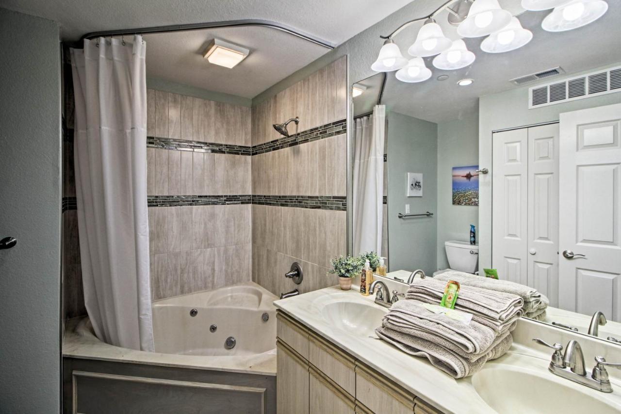 Updated Lake Taneycomo Condo With Screened Porch! Branson Bagian luar foto