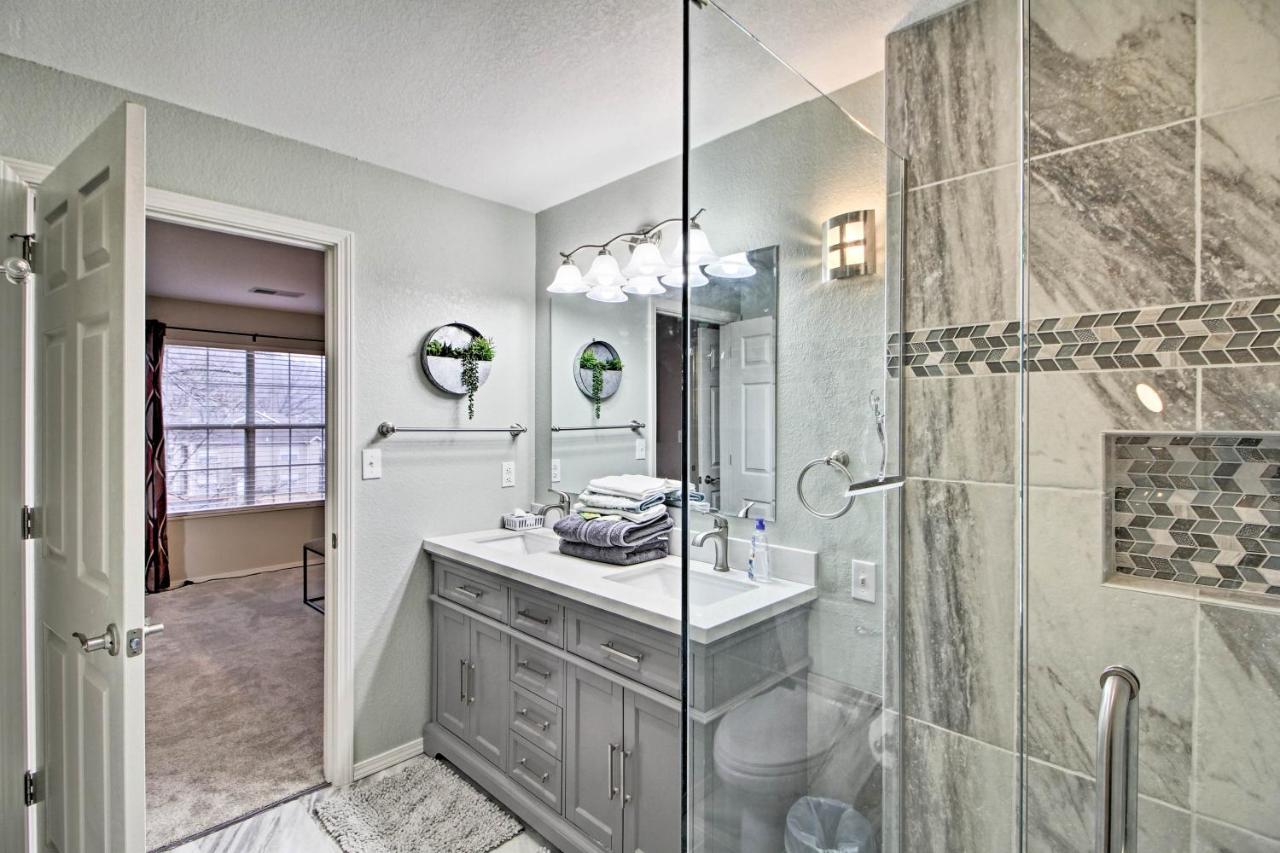 Updated Lake Taneycomo Condo With Screened Porch! Branson Bagian luar foto